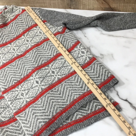 American Eagle Cardigan Sweater Gray Red Aztec Striped‎ - Picture 10 of 11